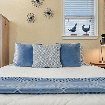 Retro Retreat In Dtsp - Explore The Downtown Area เซนต์ปีเตอร์สเบิร์ก ภายนอก รูปภาพ