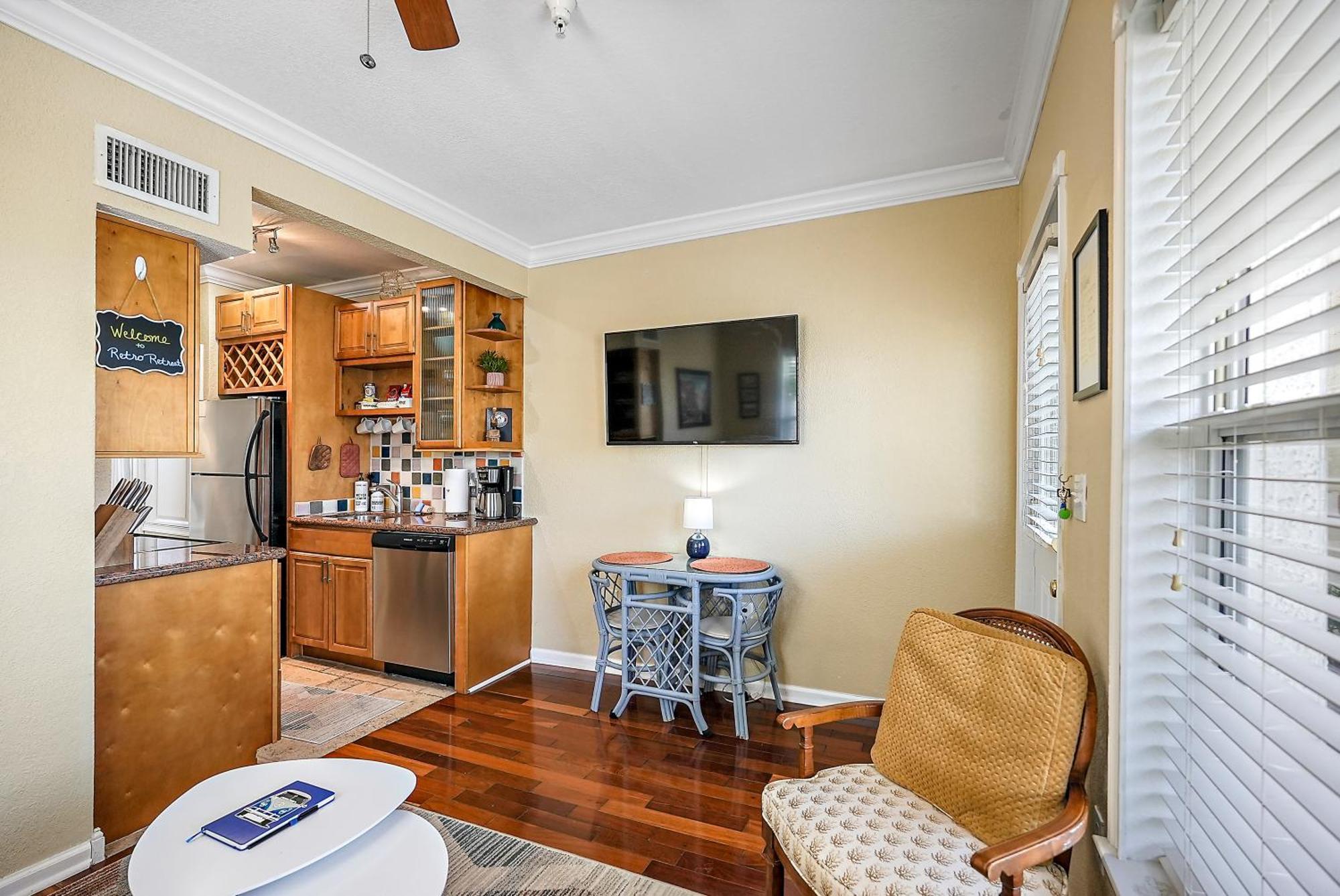 Retro Retreat In Dtsp - Explore The Downtown Area เซนต์ปีเตอร์สเบิร์ก ภายนอก รูปภาพ